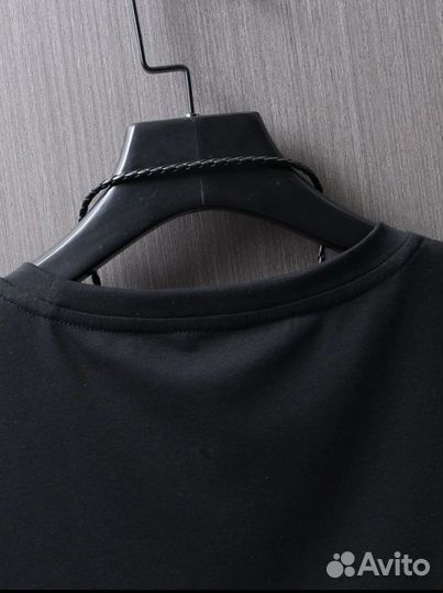 Черная футболка