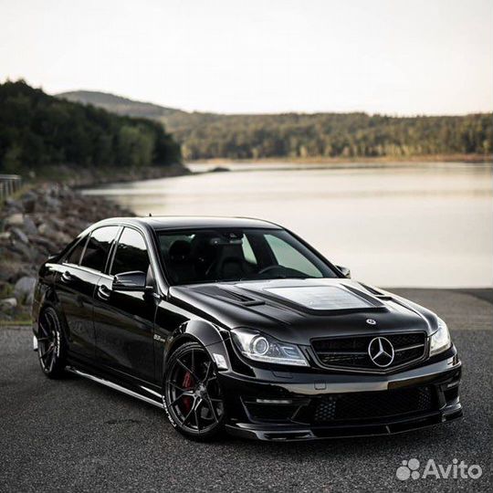 Лобовое оригинальное стекло на Мерседес С-класса