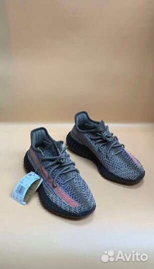 Adidas yeezy boost 350 с красной полосой разм. 45