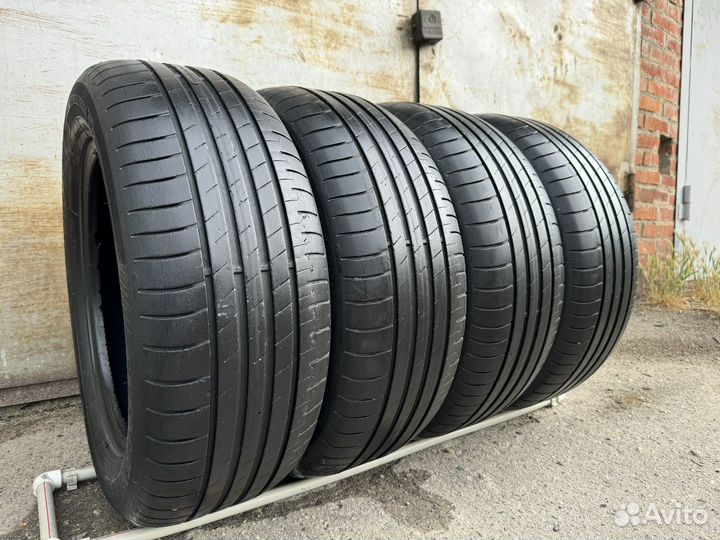 Goodyear EfficientGrip Performance 215/60 R16