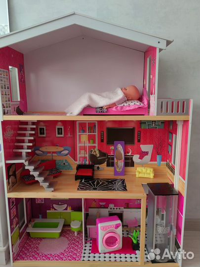 Большой кукольный домик с мебелью