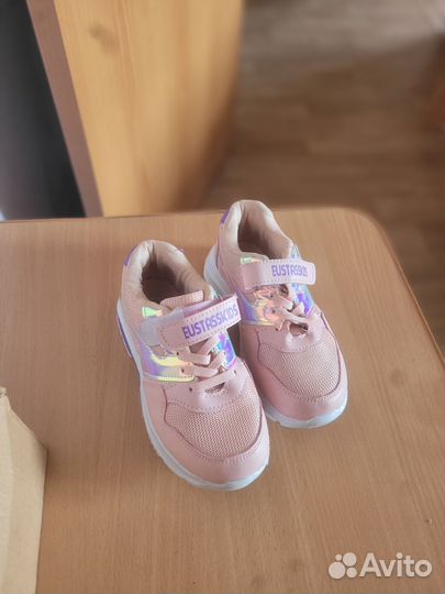 Кроссовки на девочку 31р