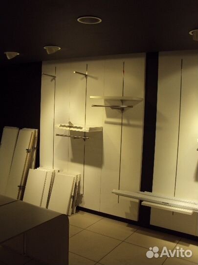 Стеллажи и полки для магазина одежды, манекены