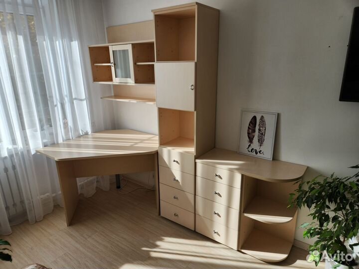 Угловой письменный стол с ящиками и полками