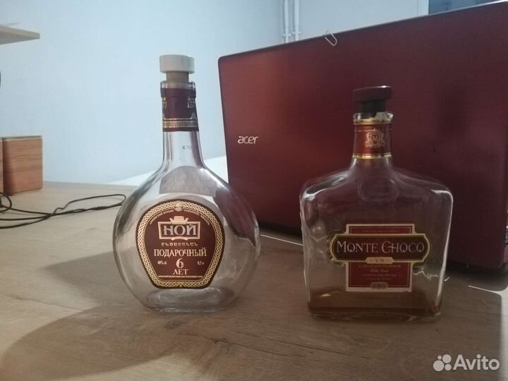 Стеклянные бутылки с крышками