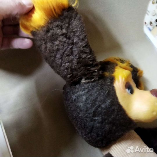 Плюшевая собака с резиновым лицом