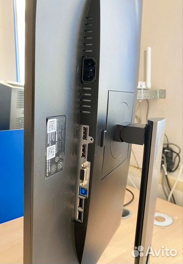 Безрамочный монитор Dell 24