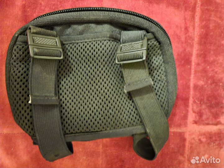 Сумочка на руку на тренировке для телефона и тд