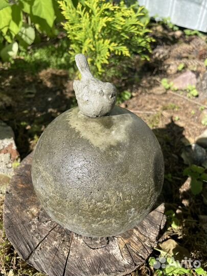 Птичка на шаре из бетона. Декор для сада