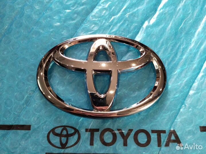 Эмблема крышки багажника Камри 40 Оригинал