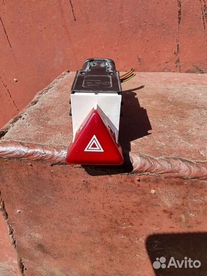 Кнопка аварийной сигнализации VW Passat B6