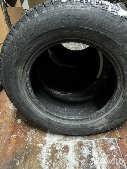 Продам комплект зимних ших 205/70/15
