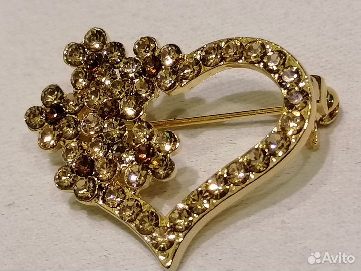 Брошь со стразами