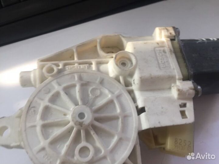 Мотор стеклоподъемника задний правый Mercedes-Benz