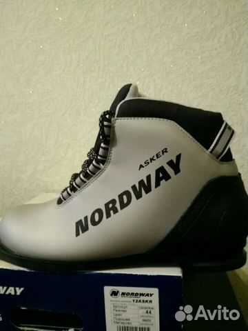 Новые Лыжные ботинки