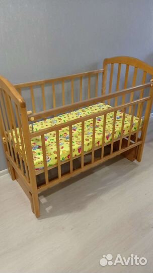 Детская кроватка с маятником
