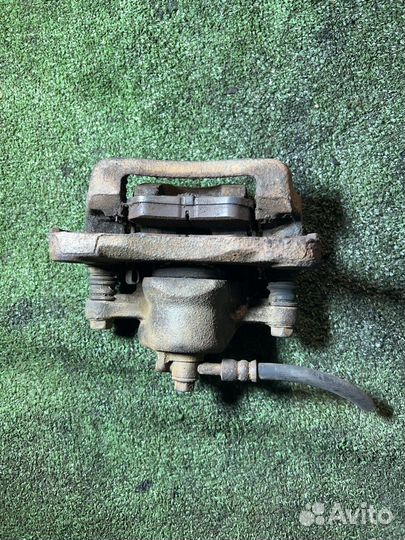 Суппорт задний правый Hyndai Santa Fe 2.4 2004г