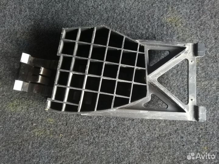 Кронштейн замка двери передний левый Ford Focus 3