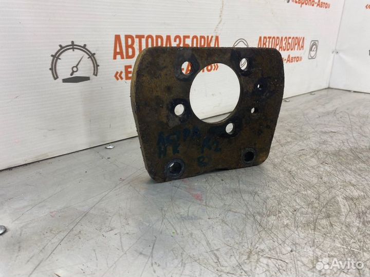 Кронштейн суппорта задний правый Opel Astra H купе