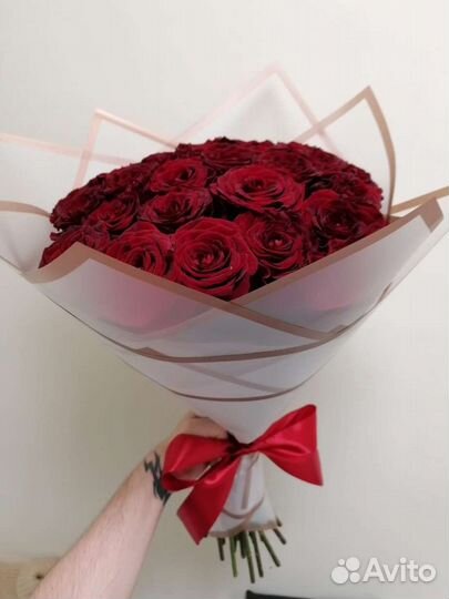 Бордовая роза с оформлением. Букет цветов 31 шт
