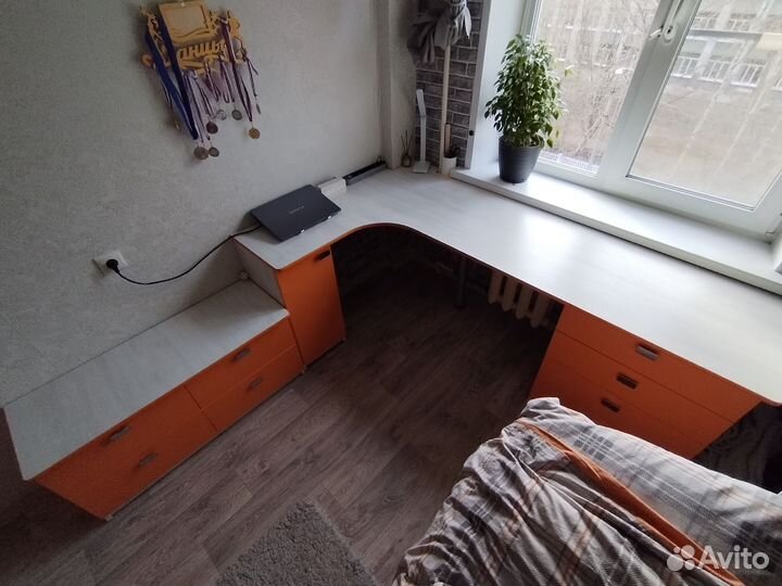 Письменный стол для школьника угловой