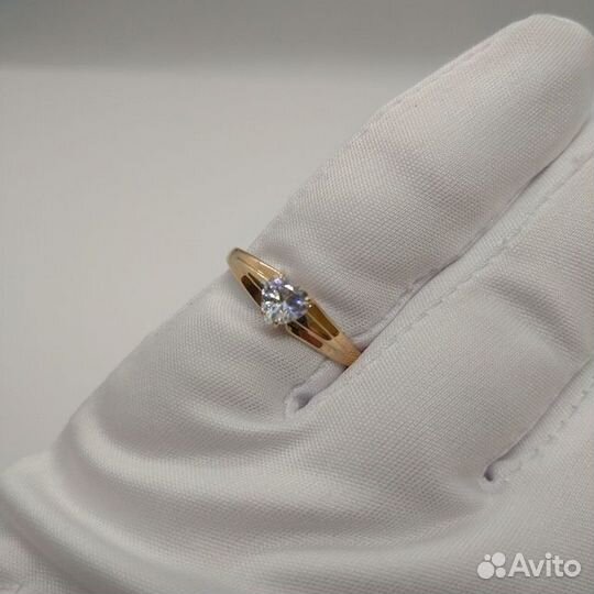 Золотое кольцо с камнем 18,5р