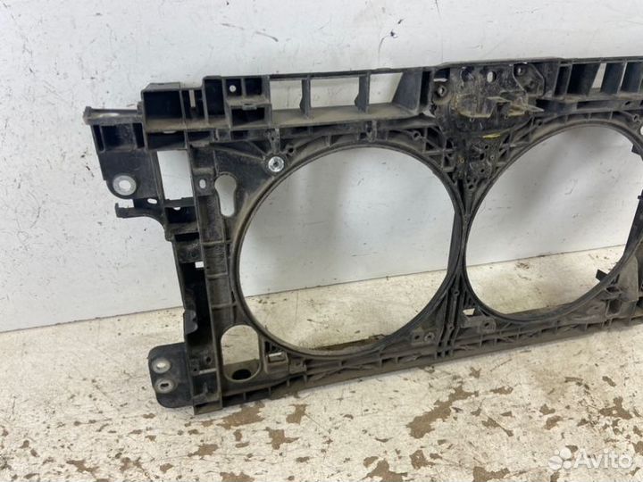 Панель передняя (телевизор) передний Nissan Teana