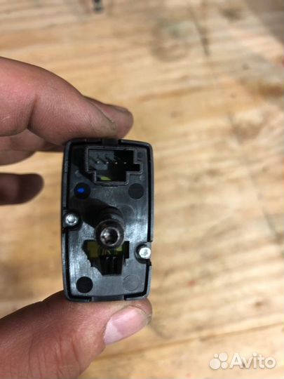 Кнопка стеклоподъемника передняя правая