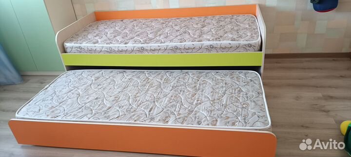 Кровать детская двухъярусная с матрасами