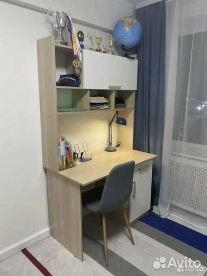 Компьютерный стол с надстройкой