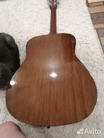 Продам практически новую акустическую гитару