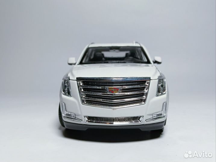 Модель 1/27 Cadillac Escalade SWB 2017, Welly