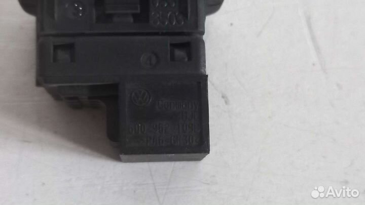 Кнопка сигнализации Skoda Octavia A5