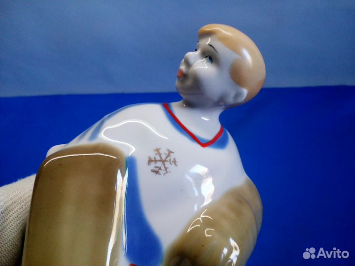 Фарфоровая статуэтка Хоккеист