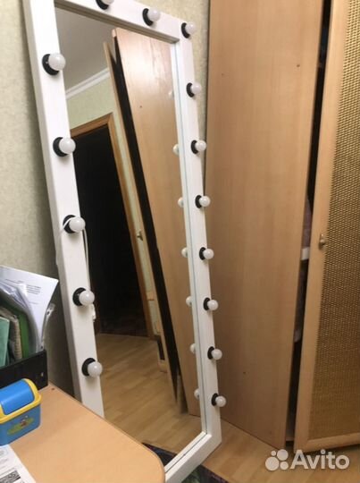 Гримерное зеркало с лампочками