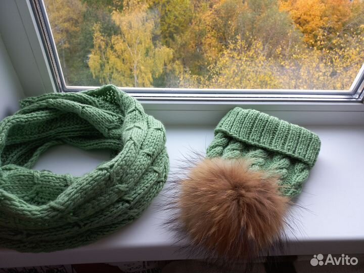 Вязанная шапка, шарф. Натуральные помпоны