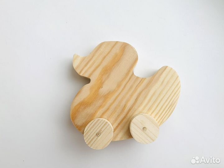 Деревянная уточка на колесиках