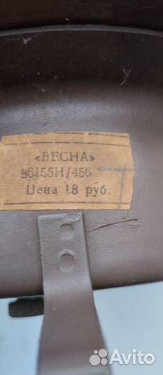 Старинные вещи, барометр, часы, ракушка