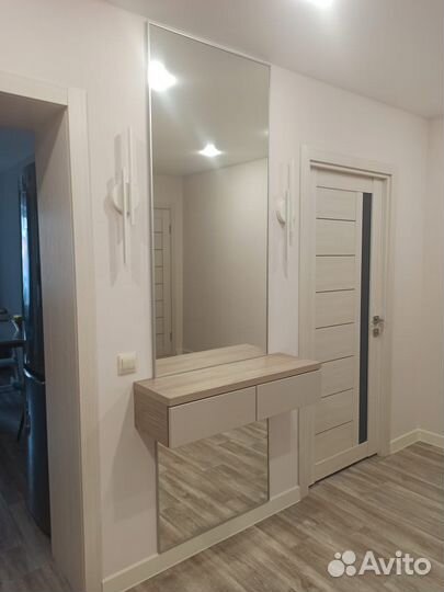 Зеркало в металлической раме