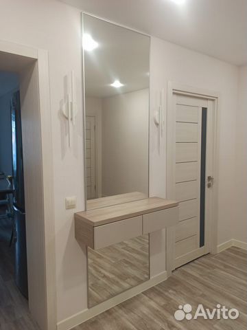 Зеркало в металлической раме