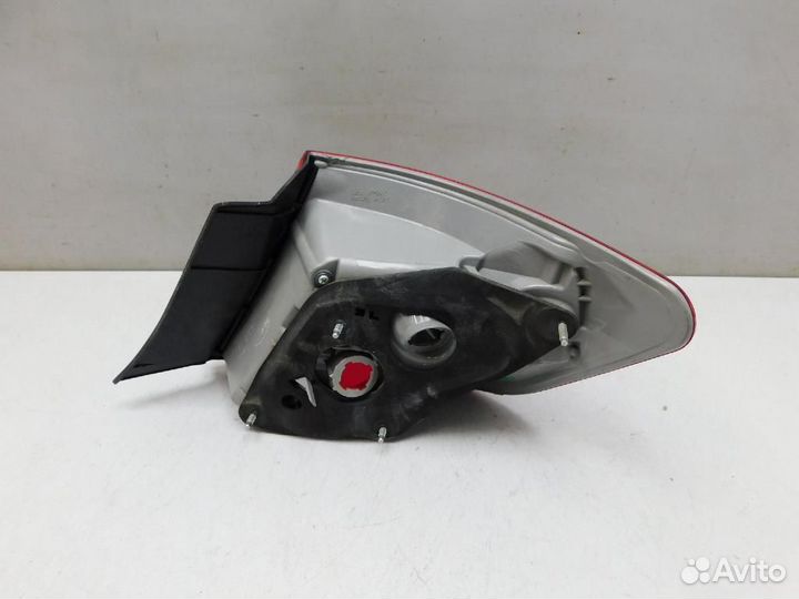 Фонарь задний наружный левый Toyota Camry