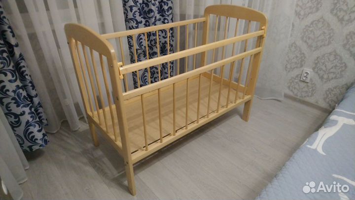 Детская кроватка с маятником