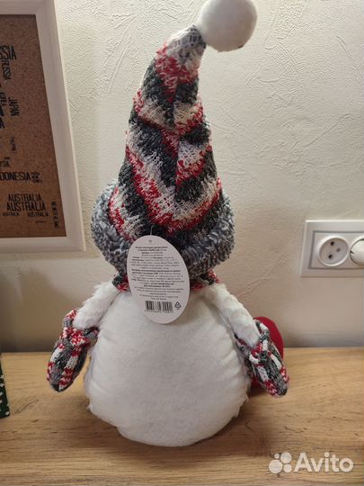 Снеговик под елку новогодний