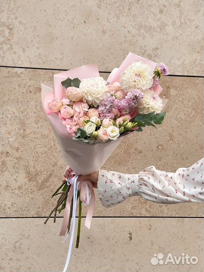 Букет из гортензии и пионовидных роз