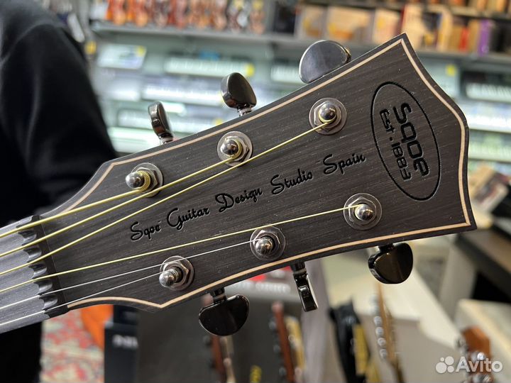 Акустическая гитара джамбо