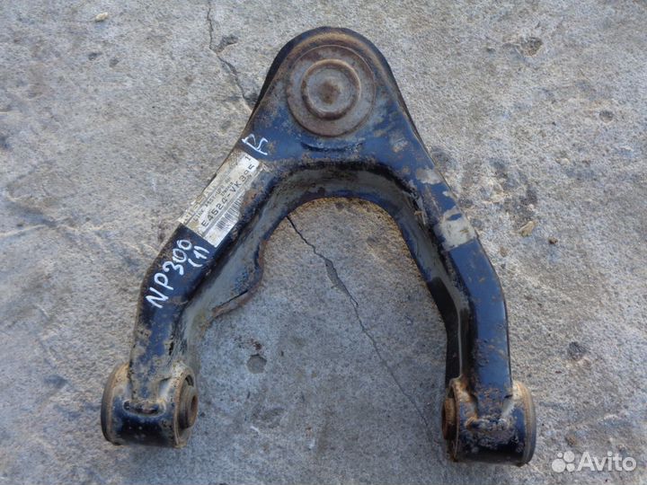 Nissan NP300 Рычаг передний правый верхний