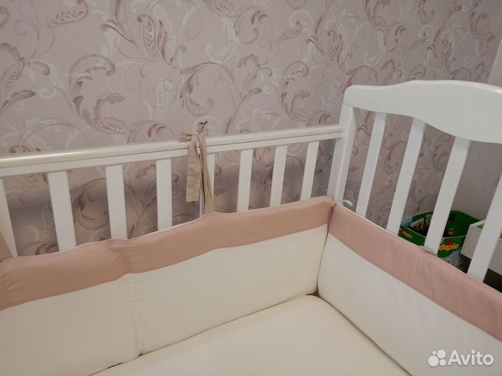 Детская кроватка с маятником