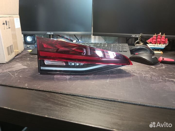 Фонарь задний левый внутренний Skoda Octavia A8