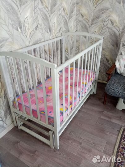 Детская кроватка с маятником