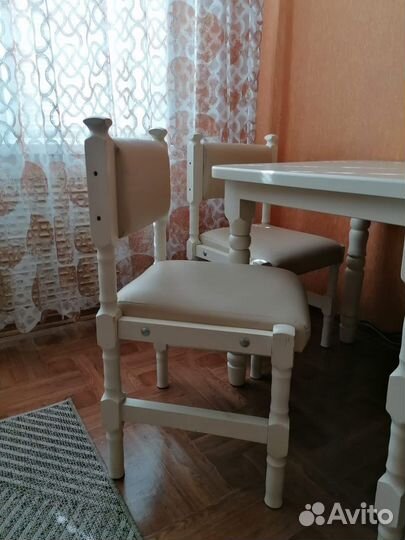 Стол со стульями